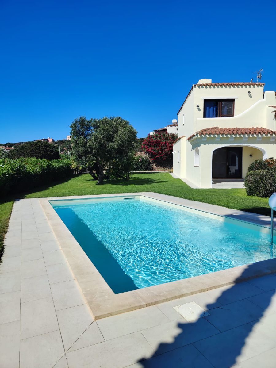Piscina e villa con prato curato