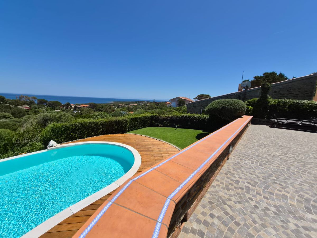Giardino con piscina vista mare