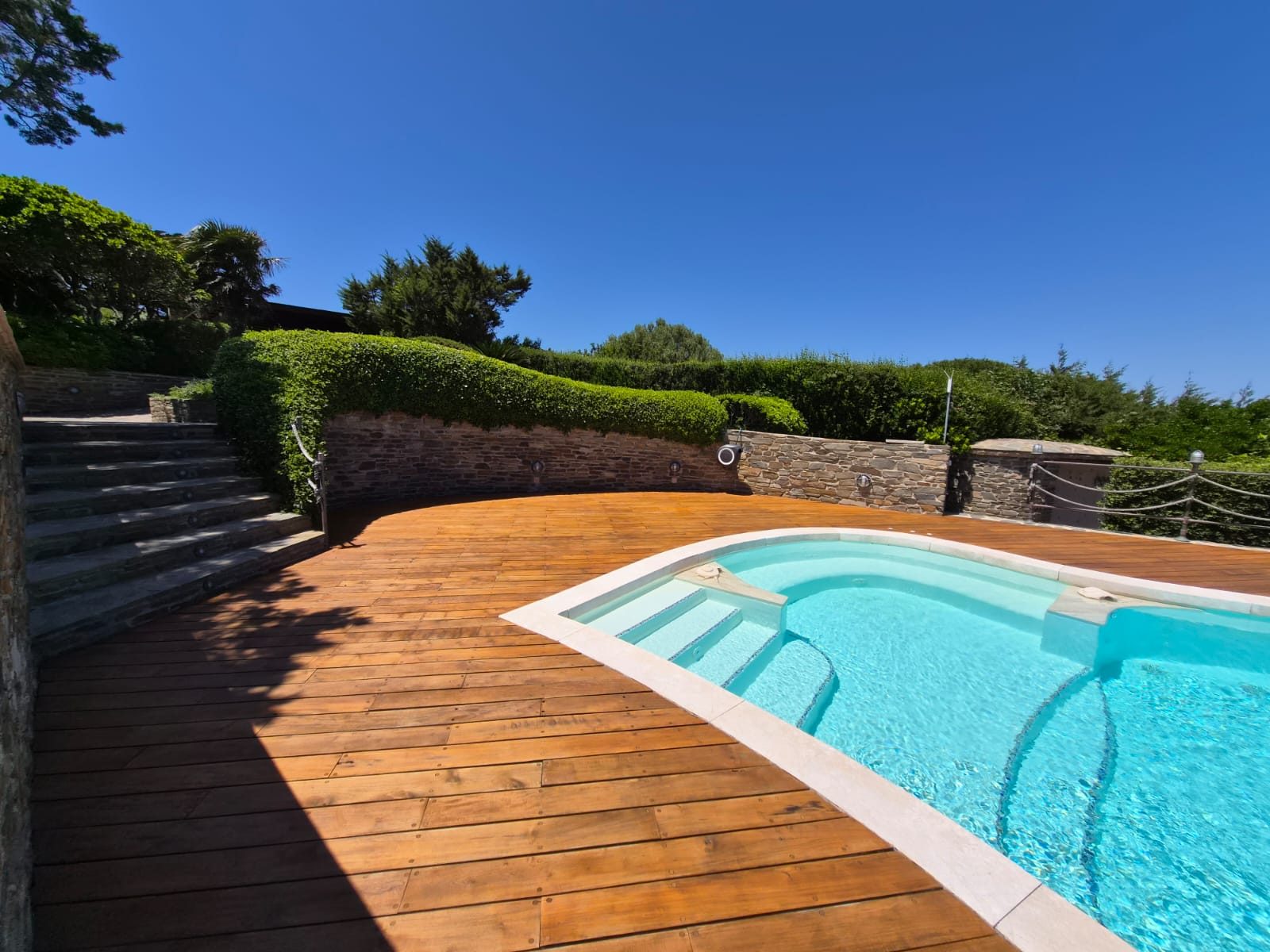 Giardino con piscina e vista mare a Stintino