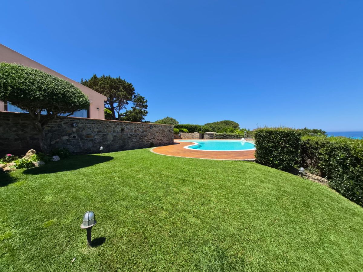 Piscina a sfioro con vista La Pelosa