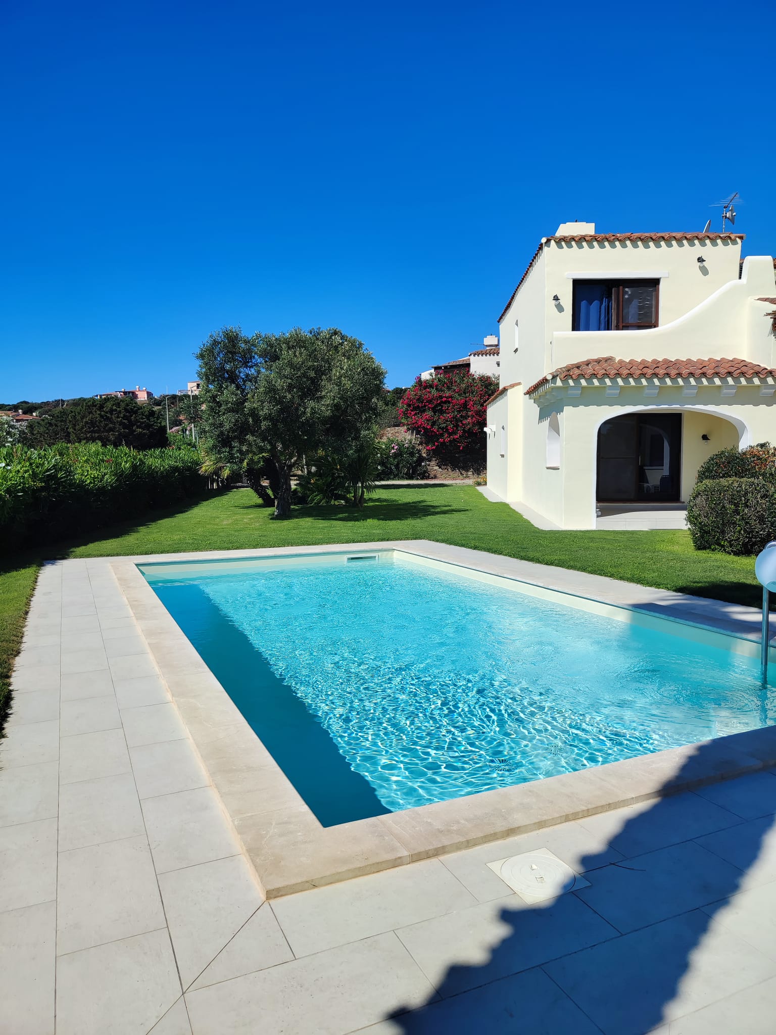 Piscina e villa con prato curato